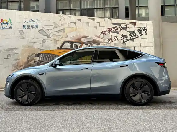 Tesla Model Y 2025