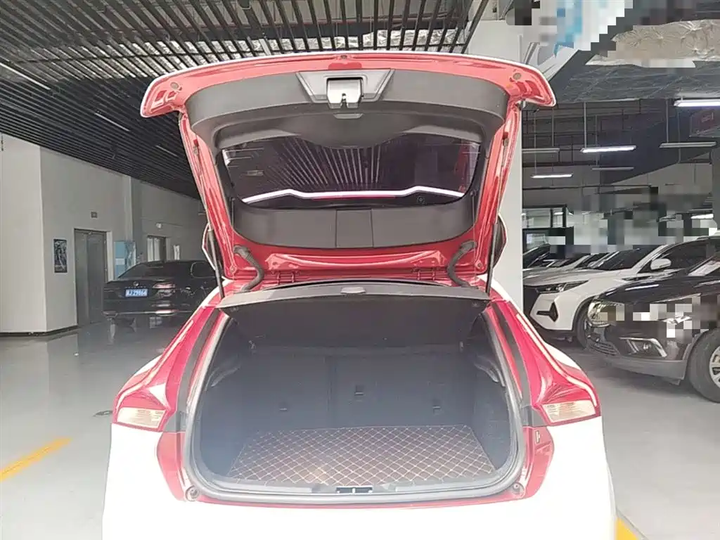 Volvo V40 2019 — фото 19
