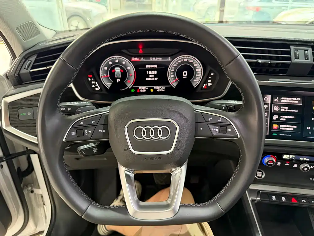 Audi Q3 2023 — фото 12