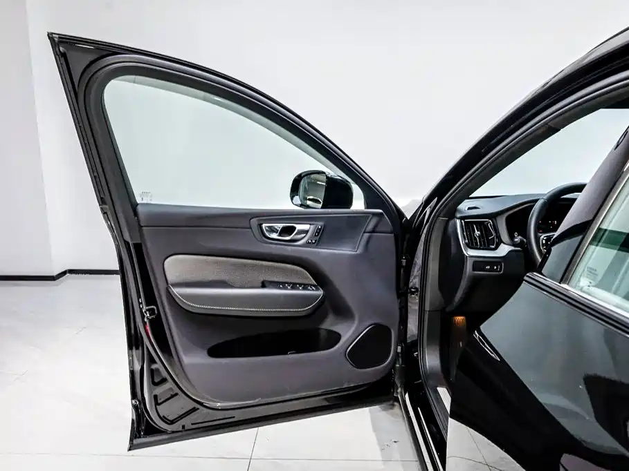 Volvo XC60 Plug-In Hybrid 2024 — фото 8