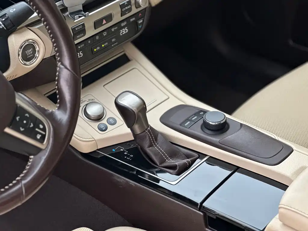 Lexus ES 2017 — фото 13