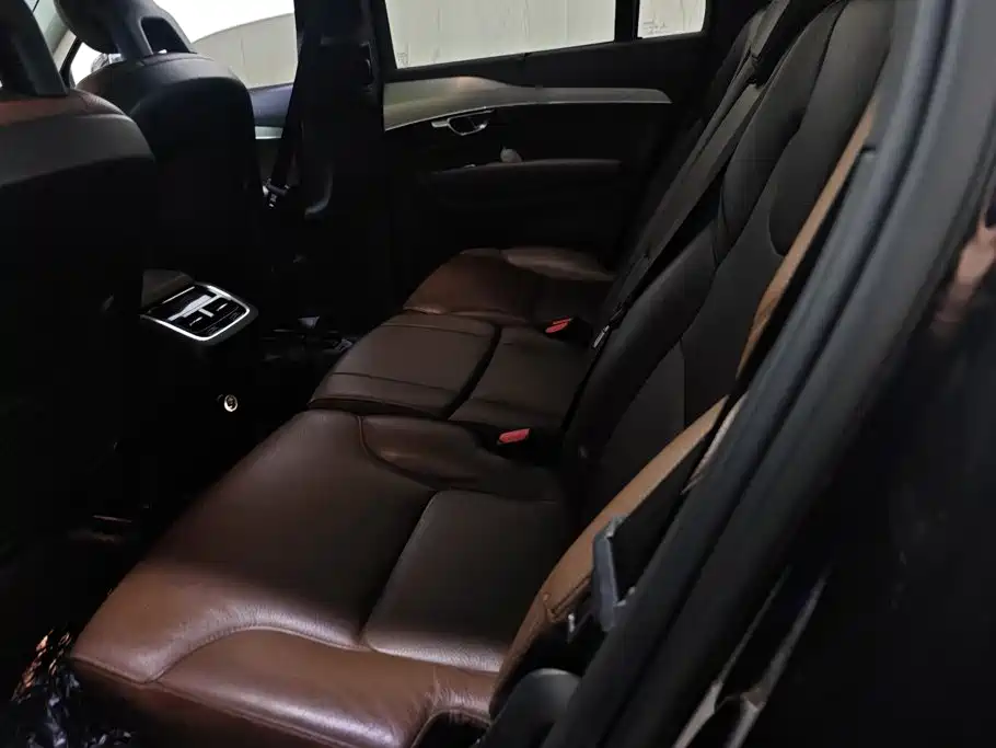 Volvo XC90 2018 — фото 11