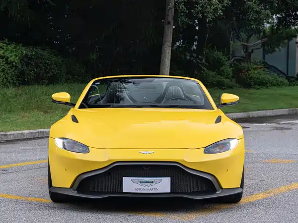 Aston Martin V8 Vantage 2022