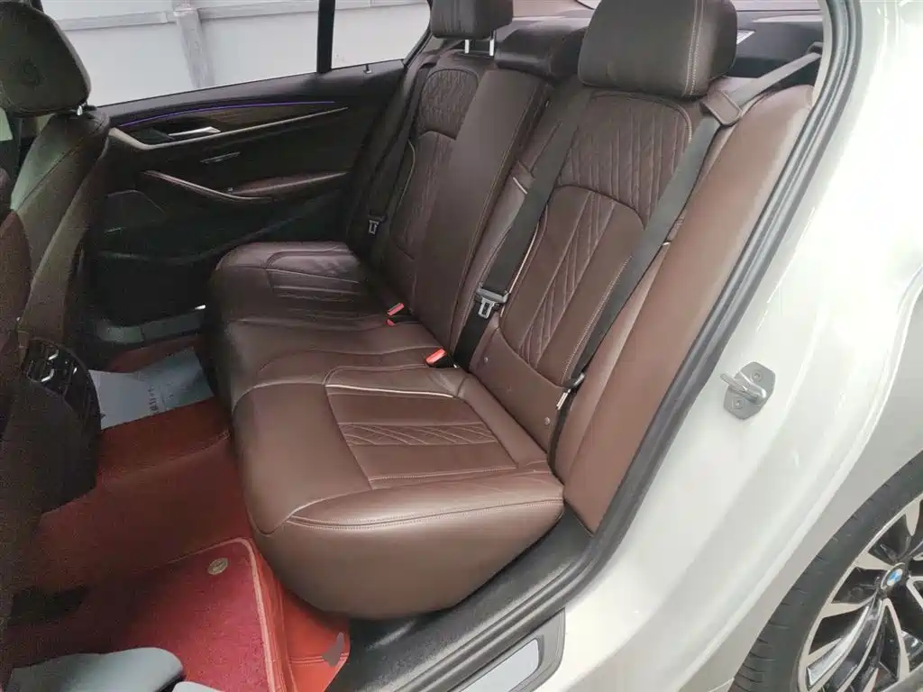 BMW 5 Series 2019 — фото 17
