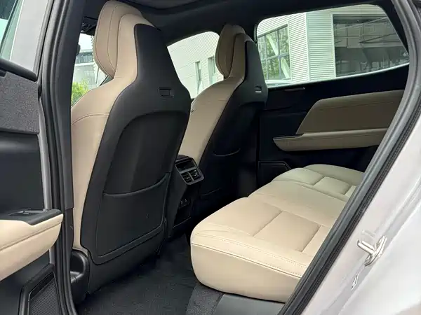 Volvo XC70 Plug-In Hybrid 2025