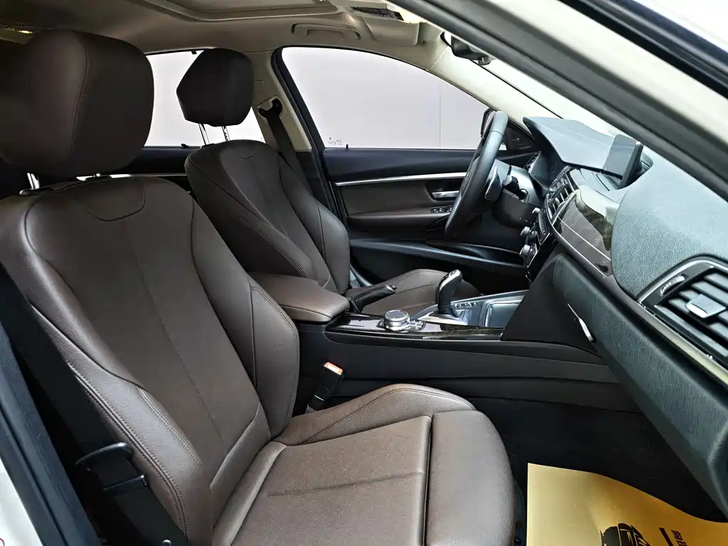 BMW 3 Series 2018 — фото 11