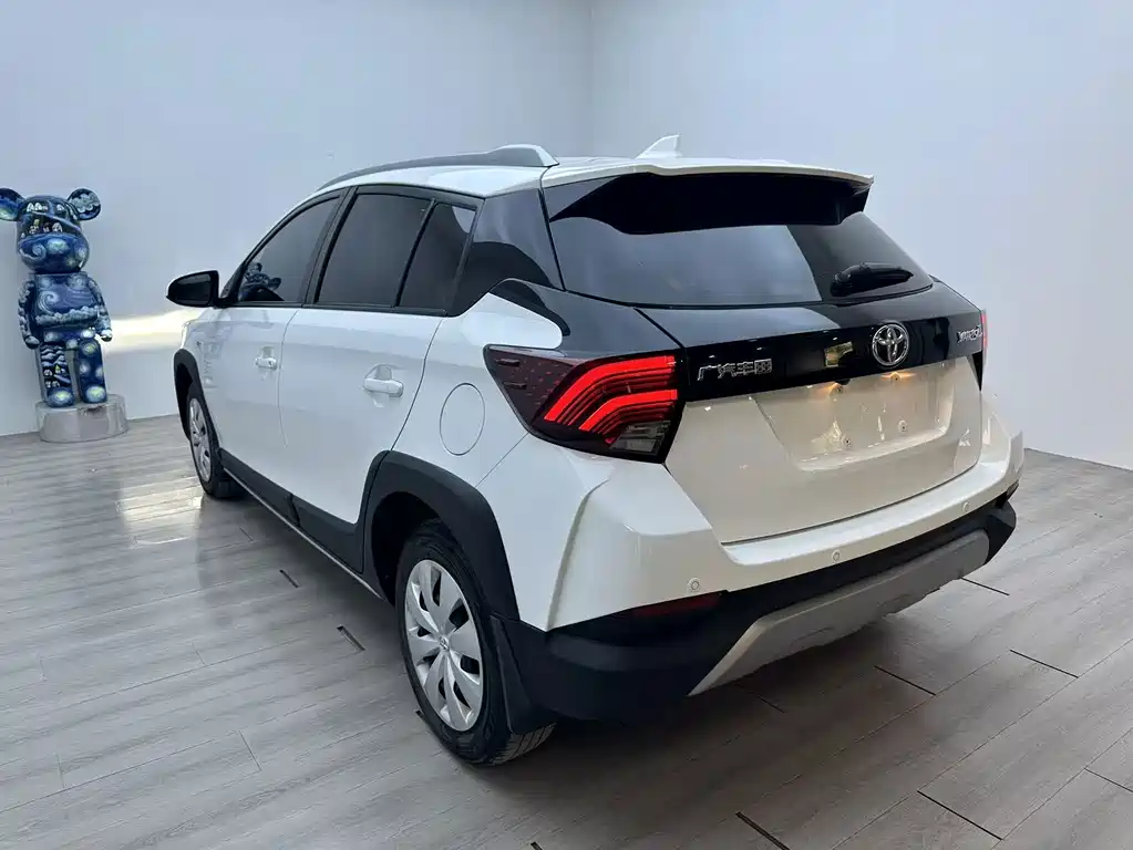 Toyota Yaris L 2022 — фото 6