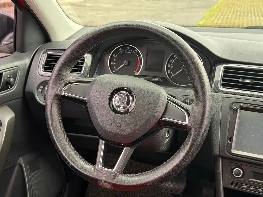 Skoda Rapid Spaceback 2016 — фото 11