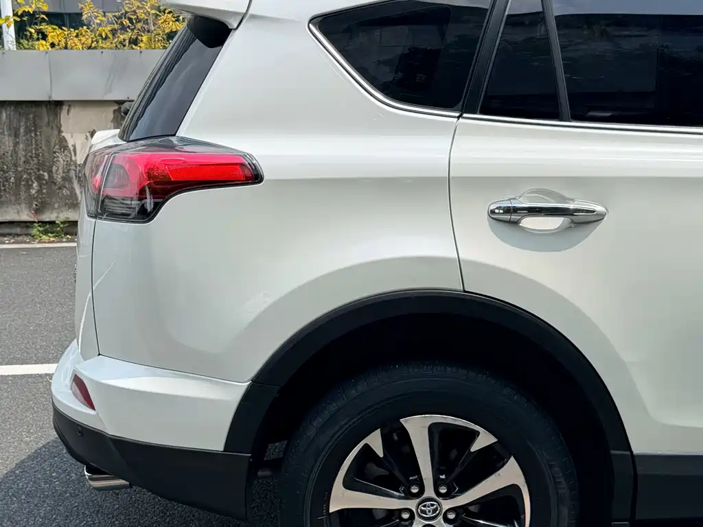 Toyota RAV4 2017 — фото 22