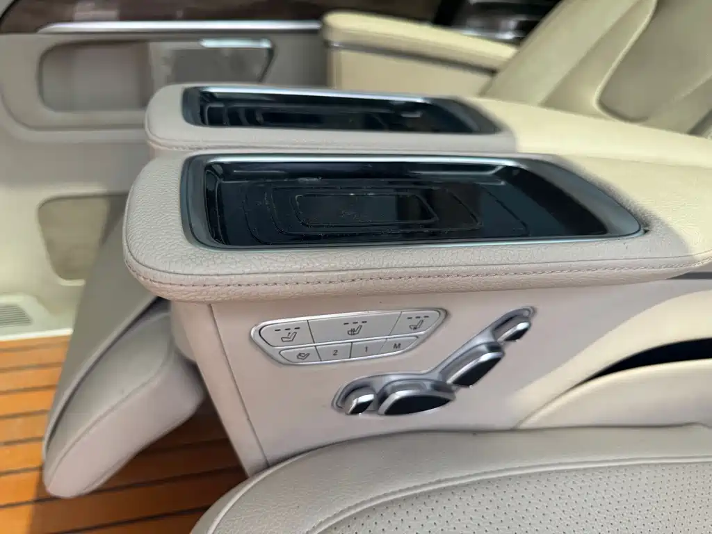 Mercedes-Benz V-Class 2022 — фото 10