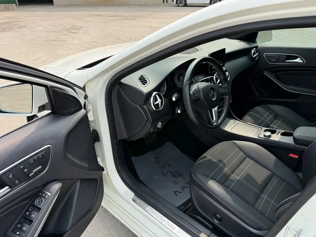 Mercedes-Benz A-Class 2015 — фото 11