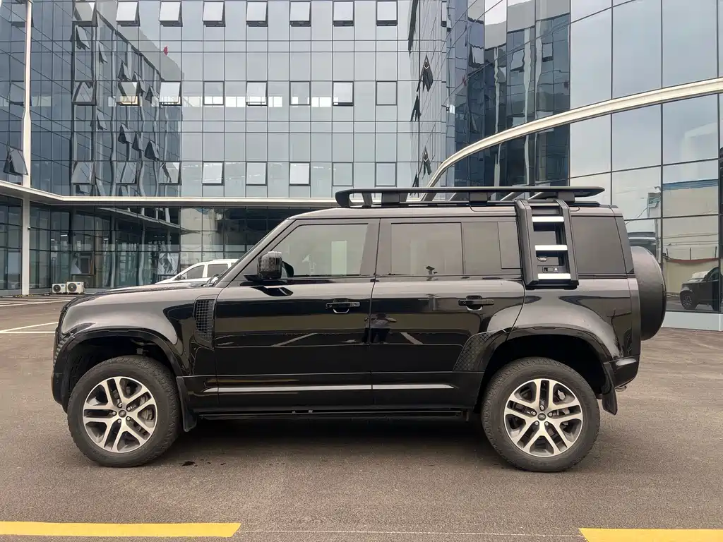 Land Rover Defender 2023 — фото 17