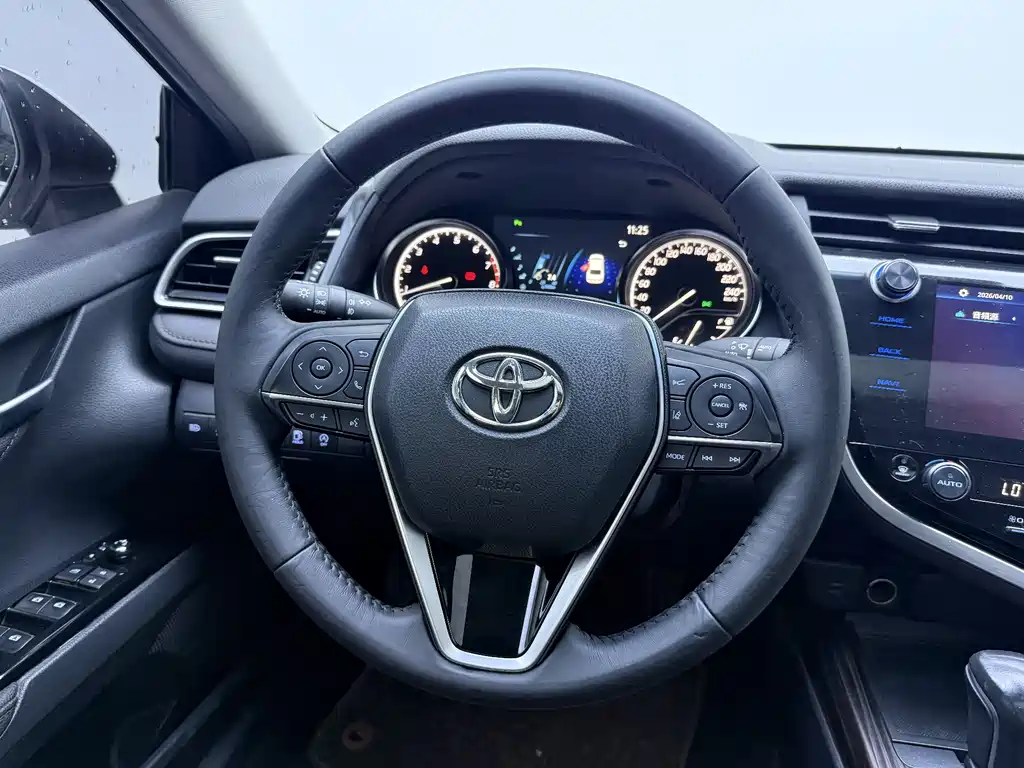 Toyota Camry 2019 — фото 12