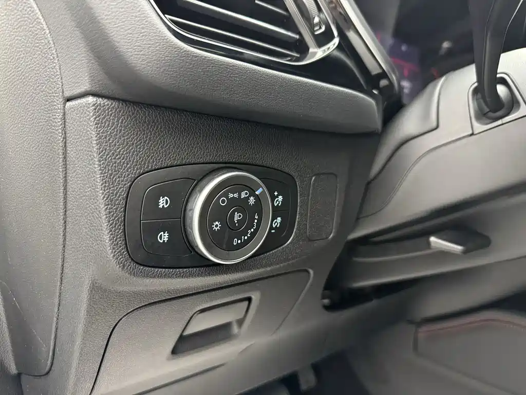 Ford Focus 2023 — фото 18