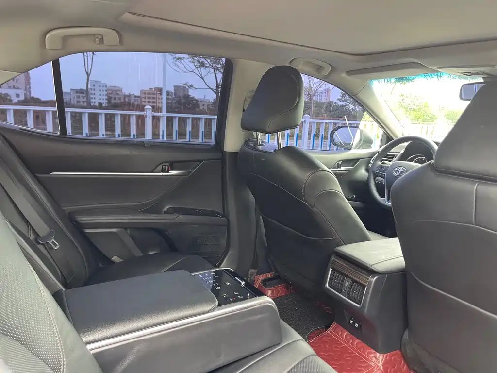 Toyota Camry 2018 — фото 12
