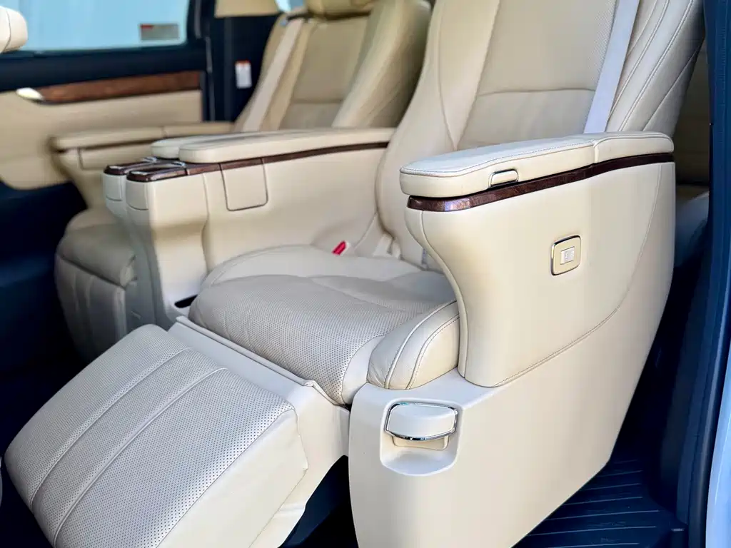 Toyota Alphard 2017 — фото 10