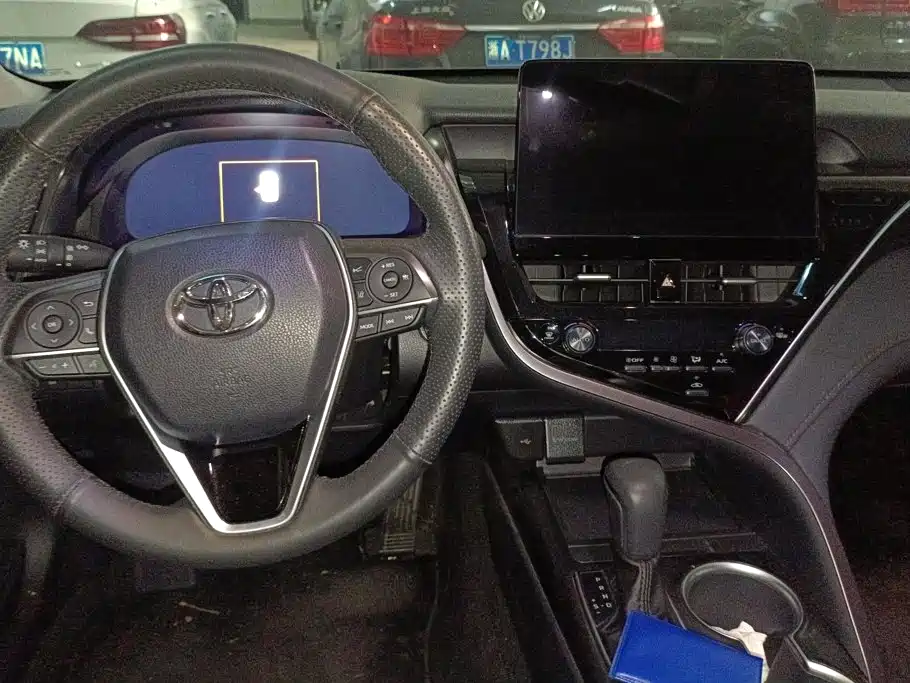 Toyota Camry 2023 — фото 12