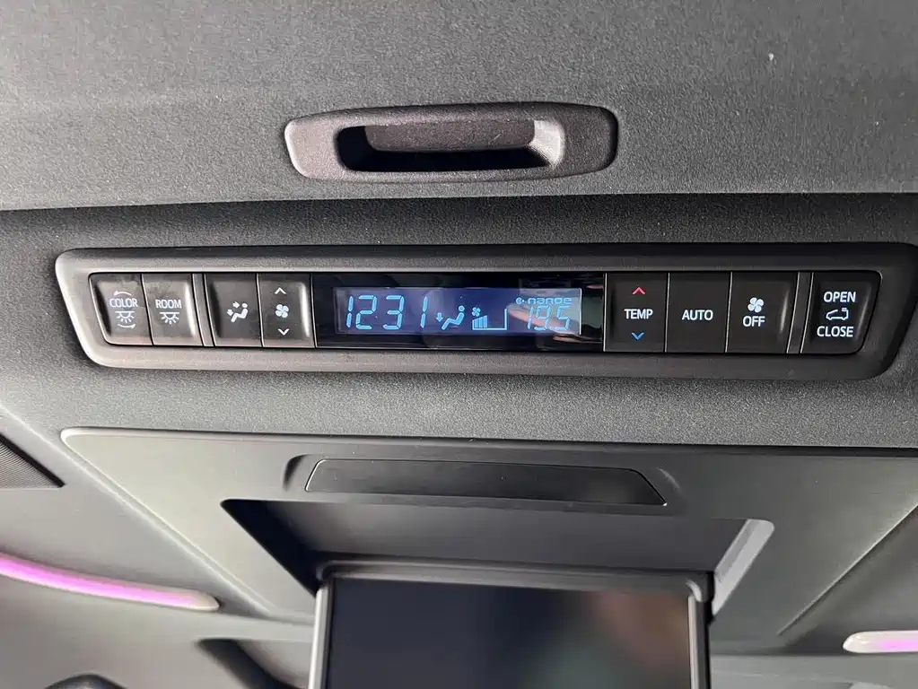 Toyota Alphard 2022 — фото 26