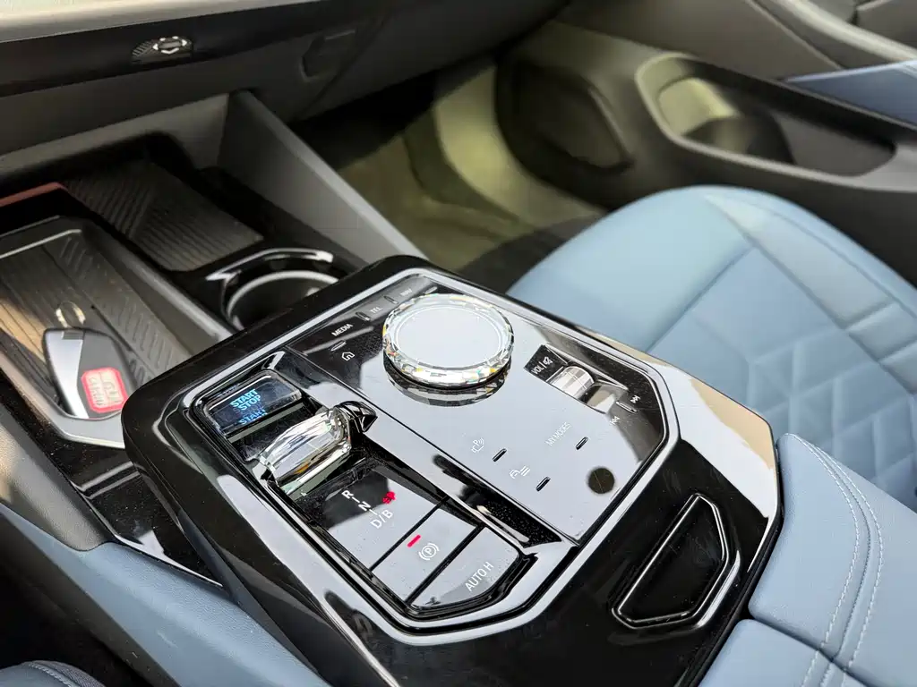 BMW i5 2025 — фото 9