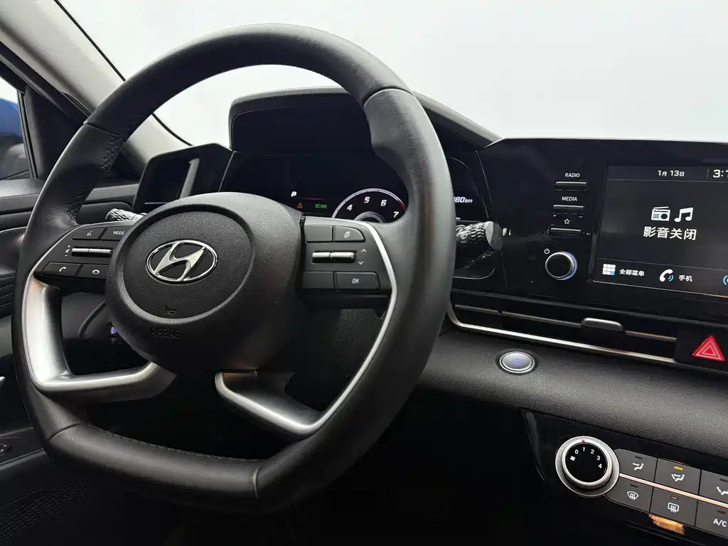 Hyundai Elantra 2023 — фото 12