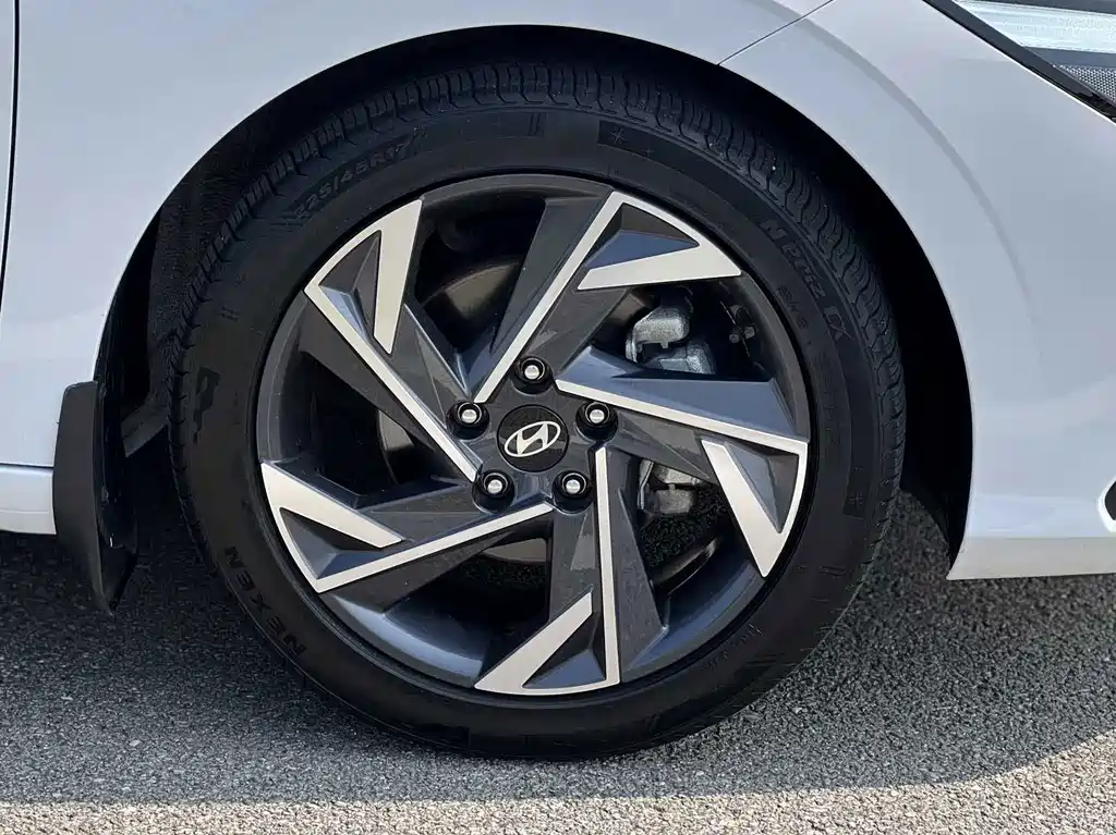 Hyundai Elantra 2024