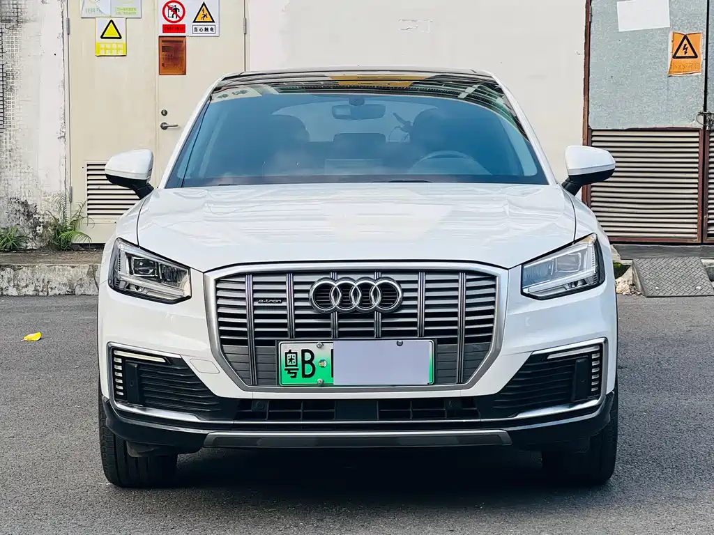 Audi Q2L e-tron 2020 — фото 2