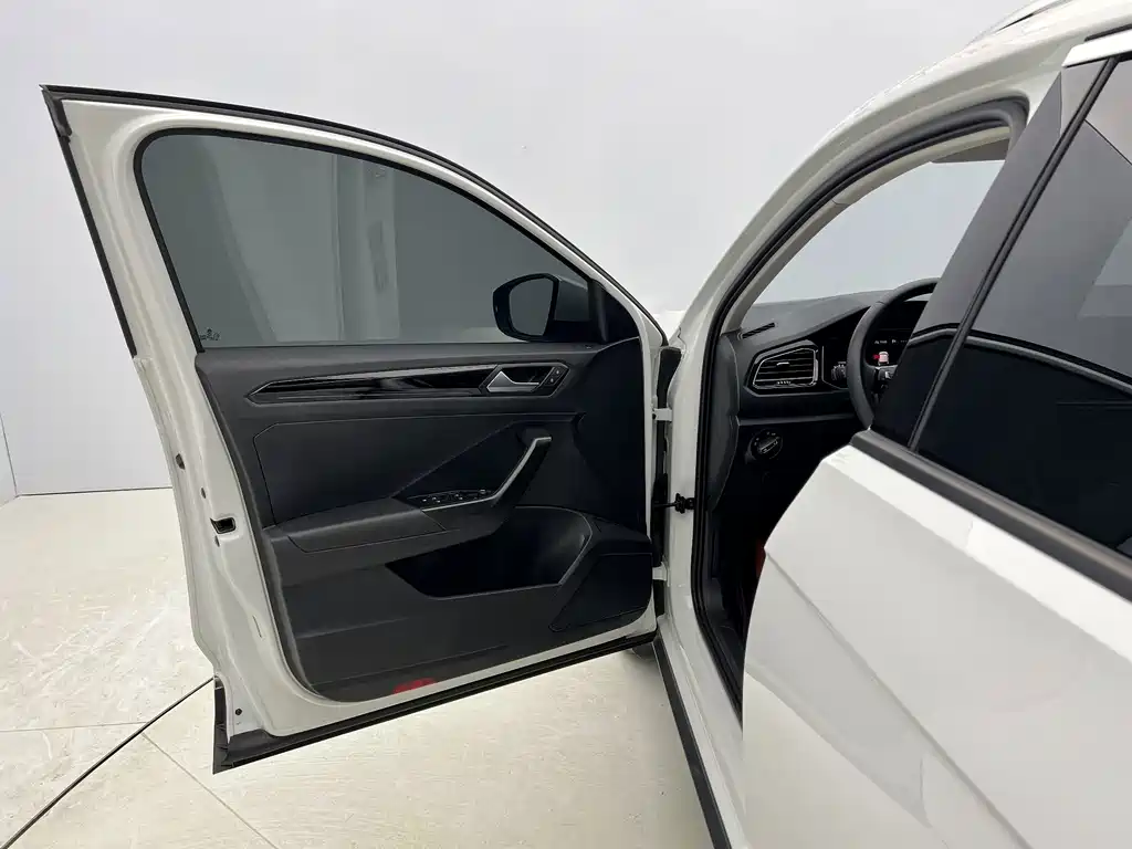 Volkswagen T-Roc 2023 — фото 19