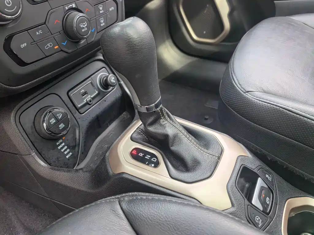 Jeep Renegade 2019 — фото 8