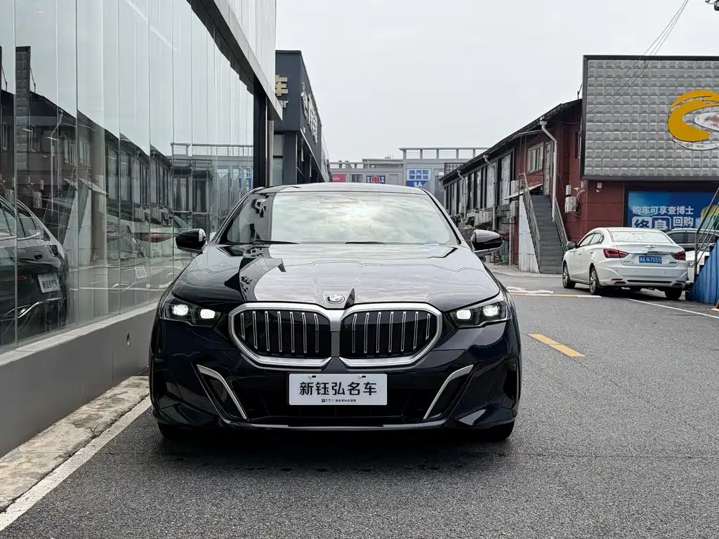 BMW 5 Series 2025 — фото 2