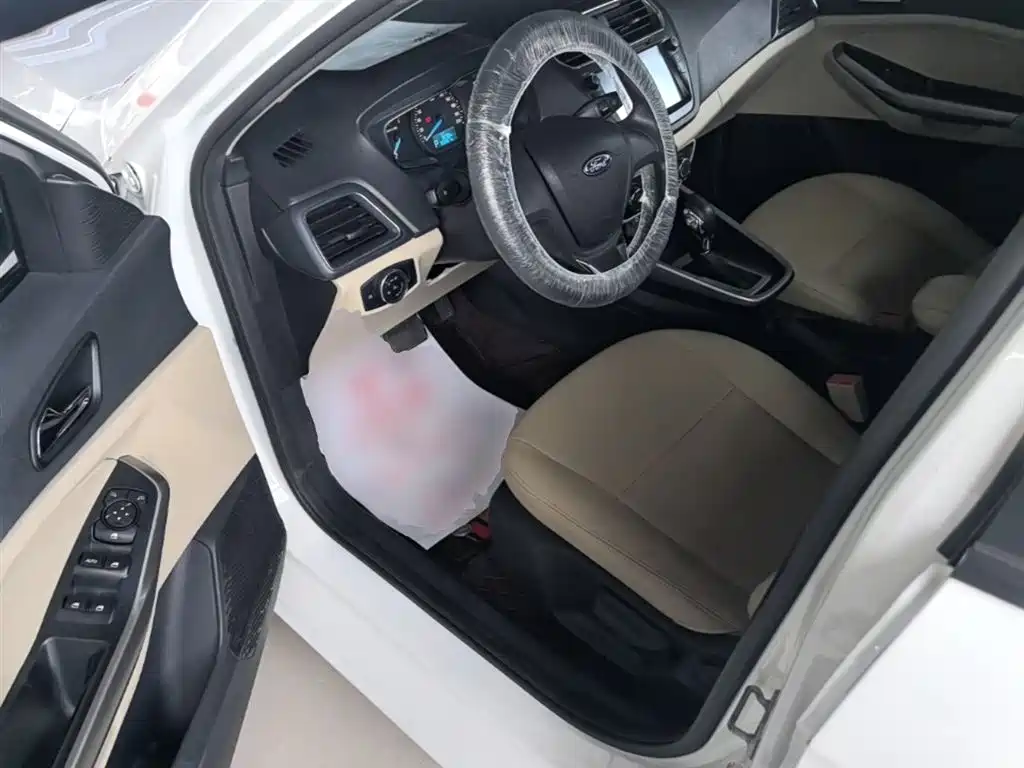 Ford Escort 2018 — фото 16