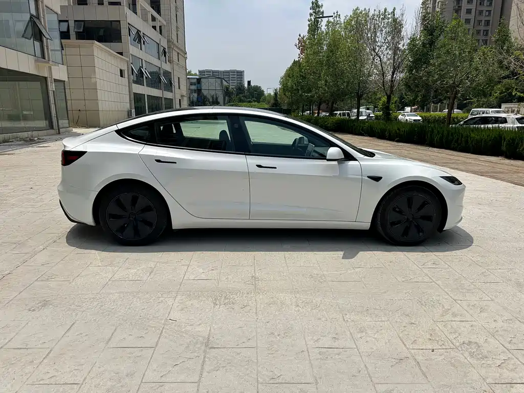 Tesla Model 3 2025 — фото 12