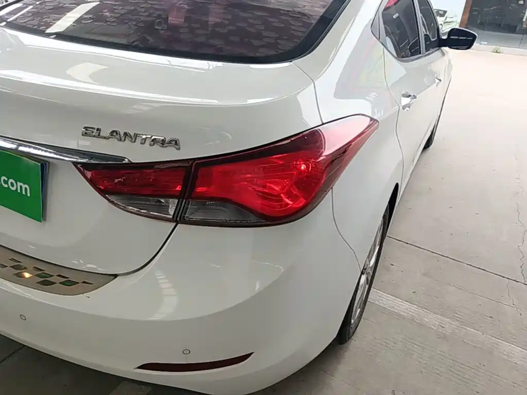 Hyundai Elantra 2016 — фото 8
