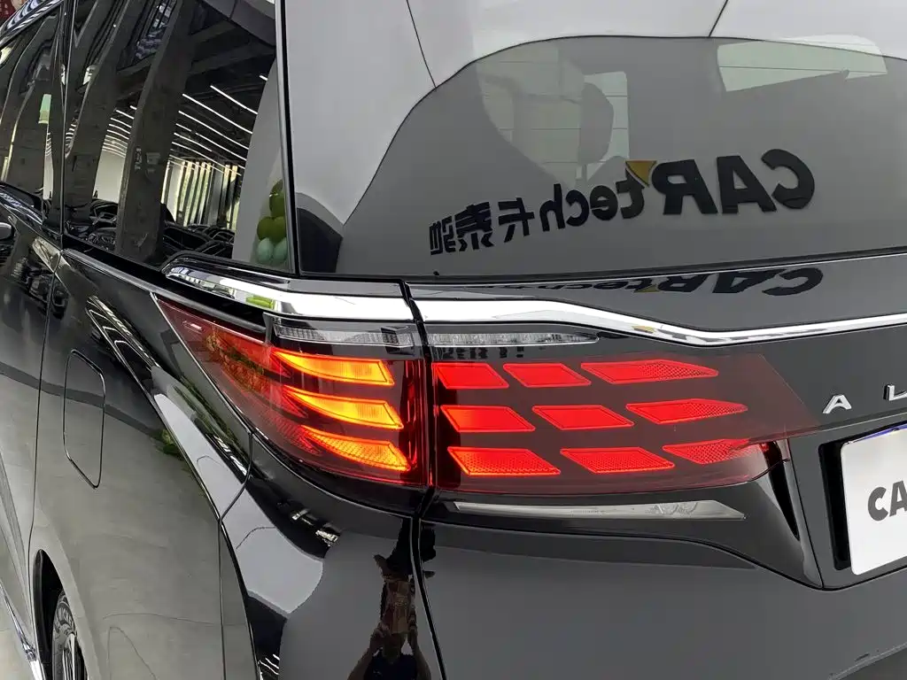 Toyota Alphard 2024 — фото 34