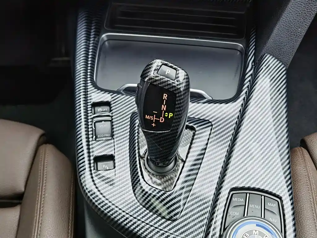 BMW 3 Series 2018 — фото 13