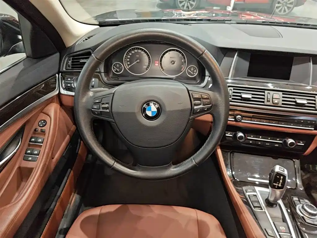 BMW 5 Series 2015 — фото 11
