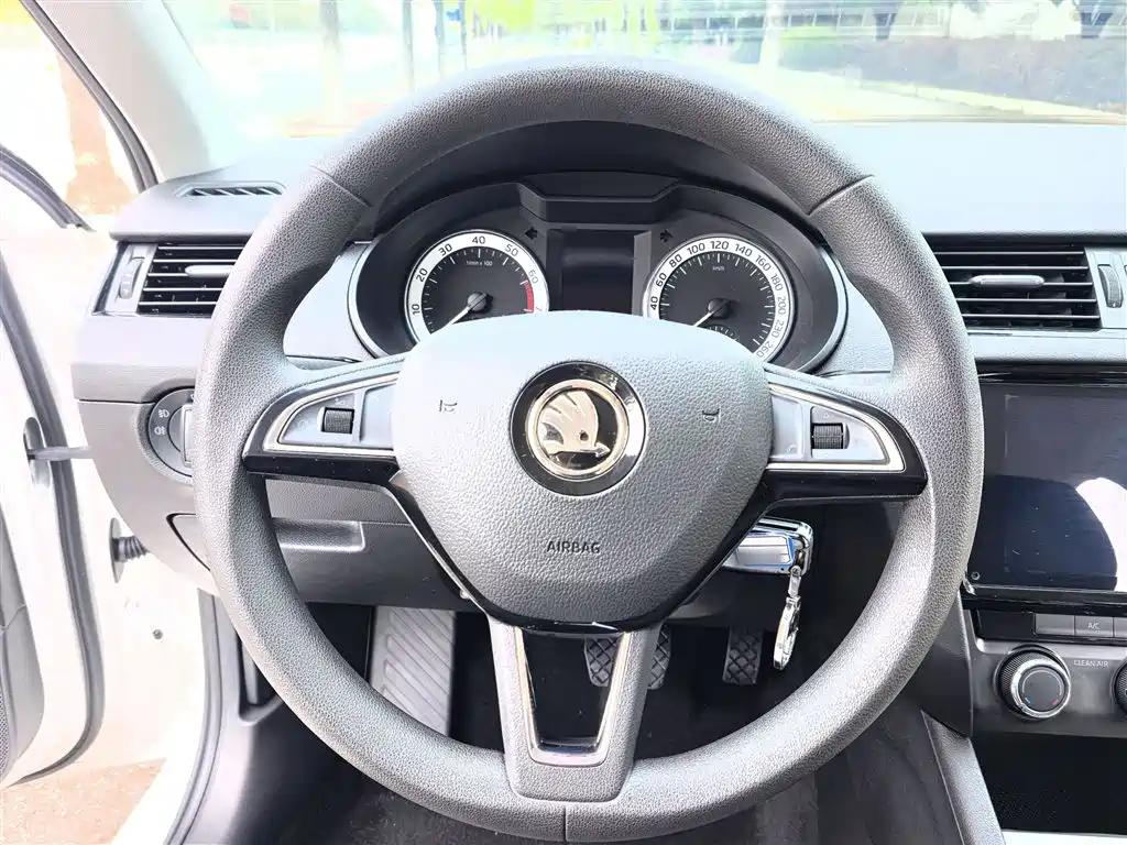 Skoda Octavia 2023 — фото 17