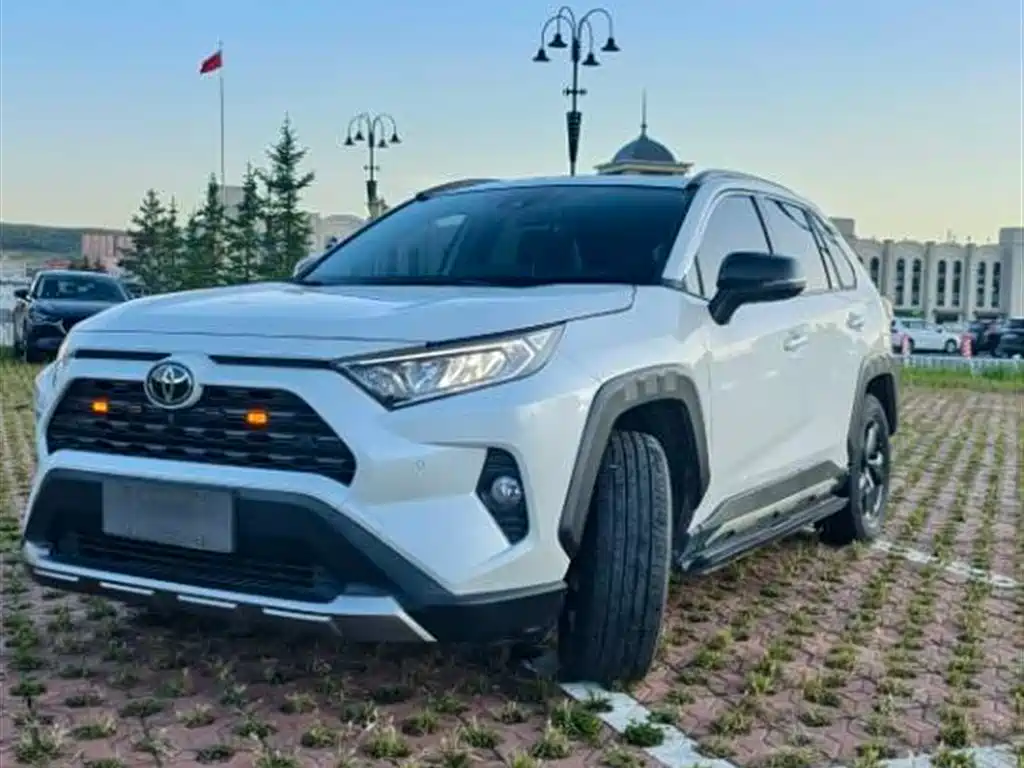 Toyota RAV4 2022 — фото 1
