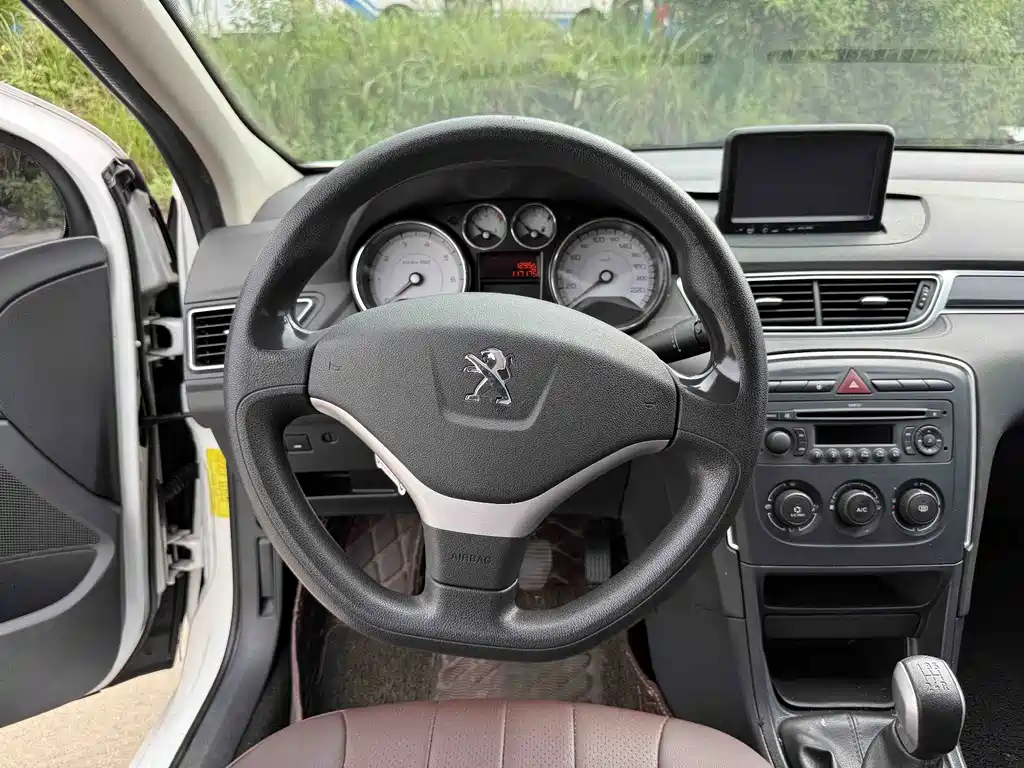 Peugeot 308 2014 — фото 11