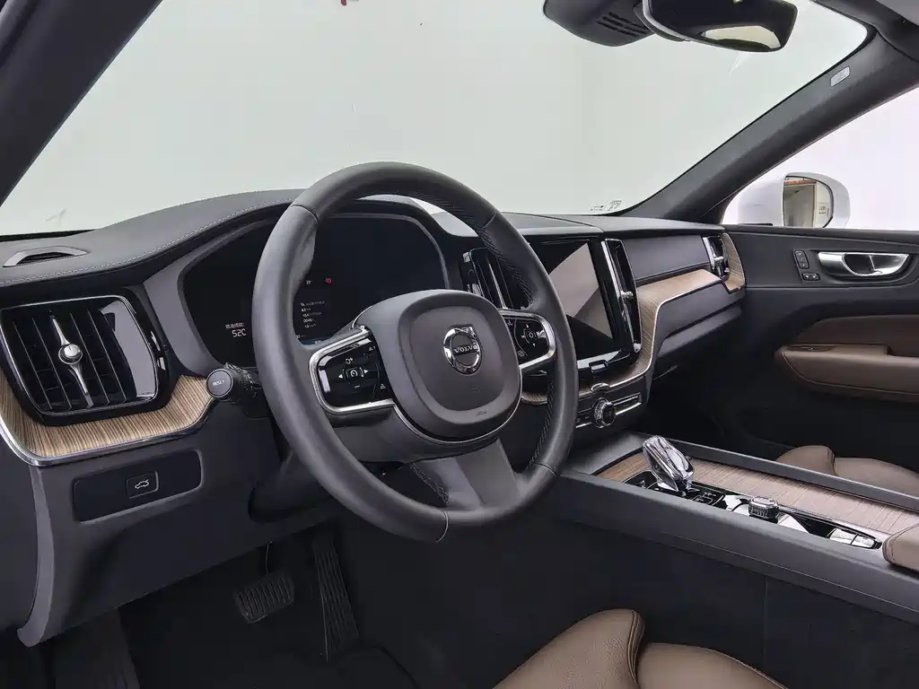 Volvo XC60 2024 — фото 16