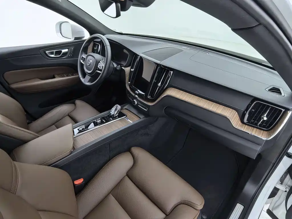Volvo XC60 2024 — фото 14