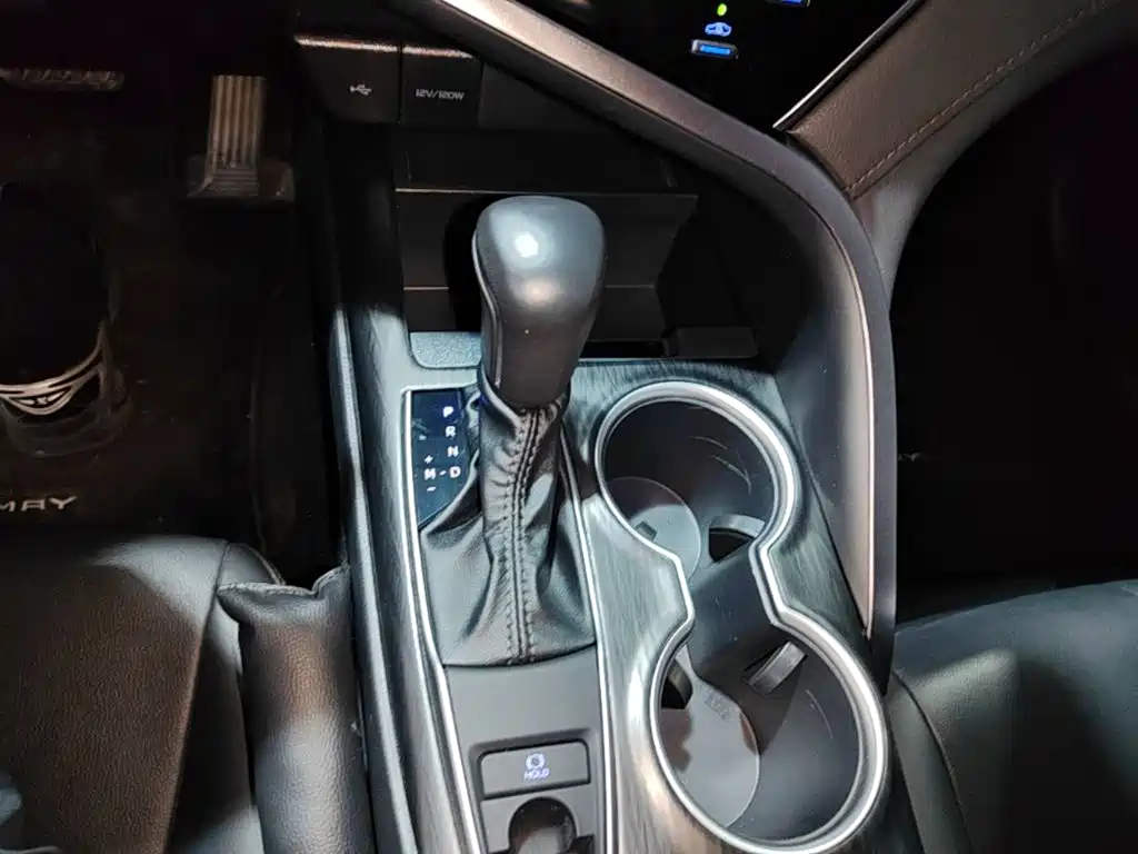Toyota Camry 2023 — фото 10