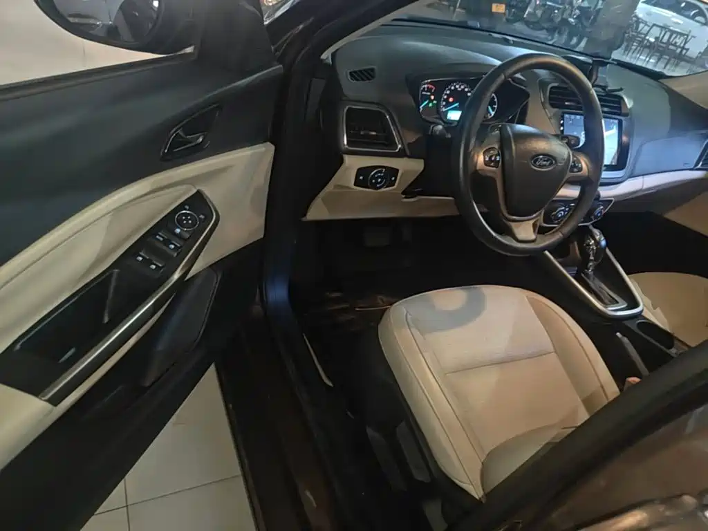 Ford Escort 2015 — фото 16