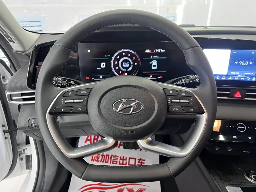 Hyundai Elantra 2023 — фото 11