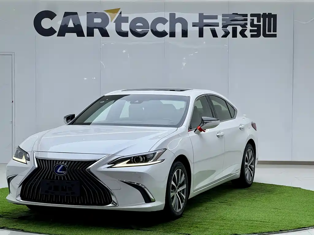 Lexus ES 2018 — фото 1