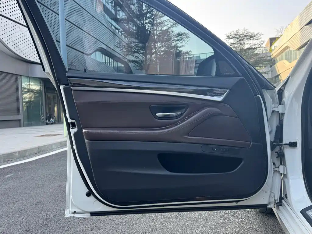 BMW 5 Series 2015 — фото 10