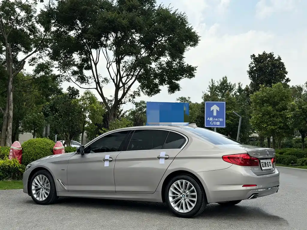 BMW 5 Series 2017 — фото 9