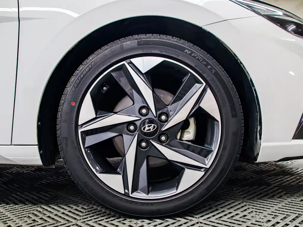 Hyundai Elantra 2023 — фото 17
