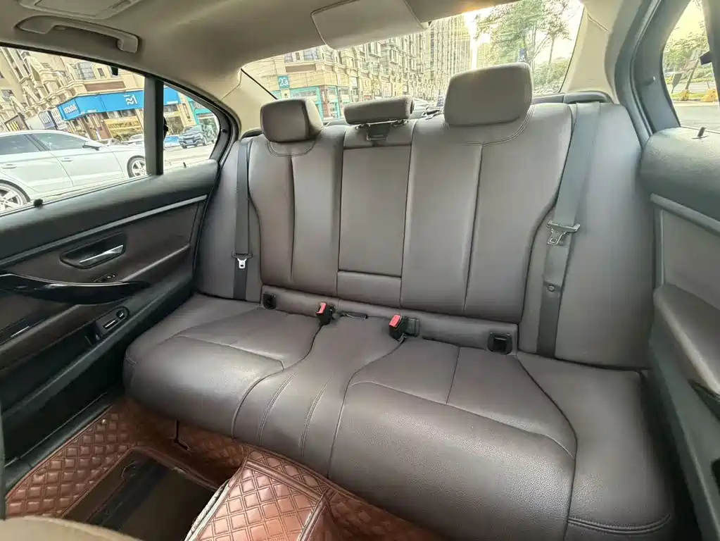 BMW 3 Series 2018 — фото 17