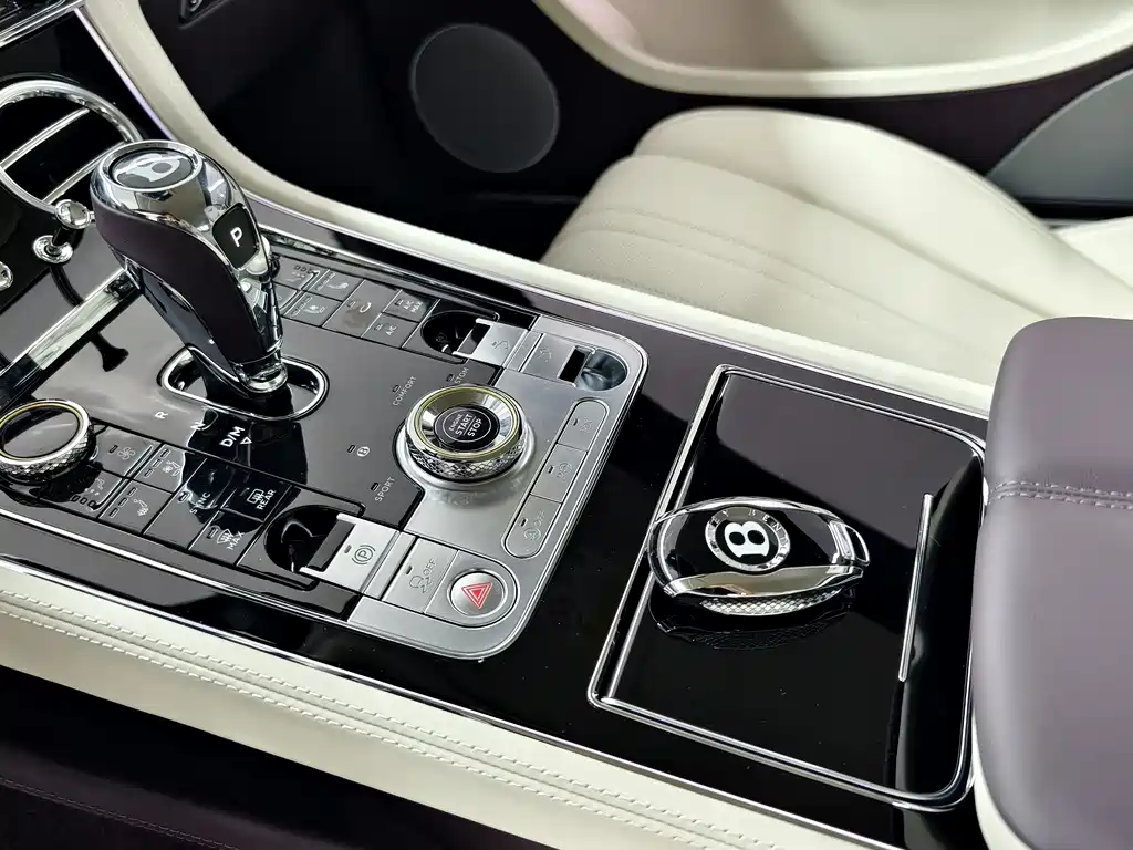 Bentley Continental 2024 — фото 10