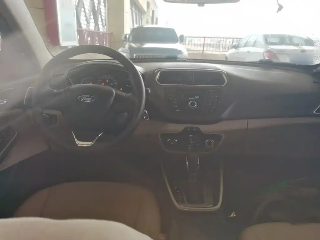 Ford Escort 2015 — фото 10